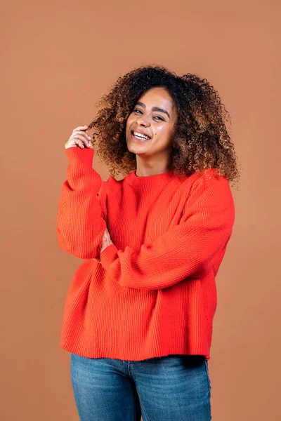 Happy Young Black Woman Beautiful Curly Hair Smiling Looking Camera — Stockfoto