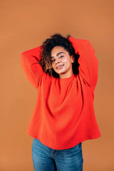 Happy Young Black Woman Playing Her Curly Hair Looking Camera — Foto Stock