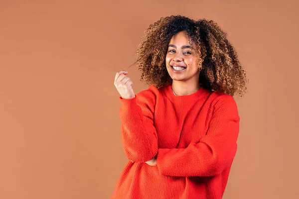 Happy Young Black Woman Playing Her Curly Hair Looking Camera — Foto Stock