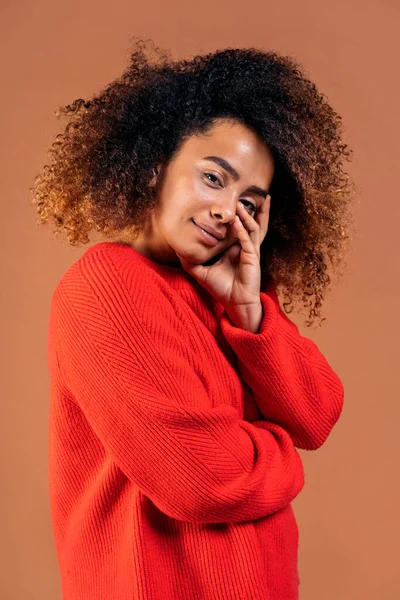 Beautiful Black Woman Curly Hair Posing Having Fun Studio Shot — Stok Foto