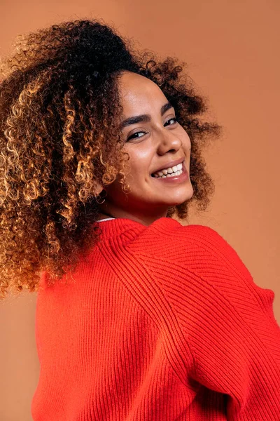 Beautiful Black Woman Curly Hair Posing Having Fun Studio Shot — Photo