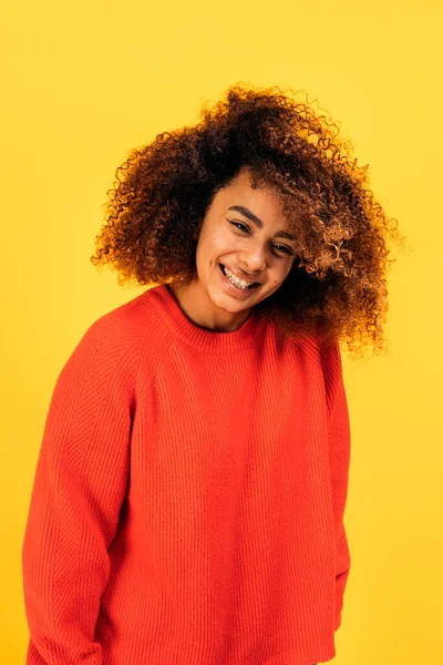 Beautiful Black Woman Curly Hair Smiling Looking Camera Studio Shot — Photo