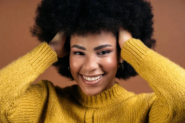 Smiley Afro Girl Having Fun Studio Shot Brown Background — Photo
