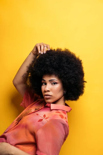 Confident Afro Woman Posing Studio Shot Touching Her Hair Yellow — Photo
