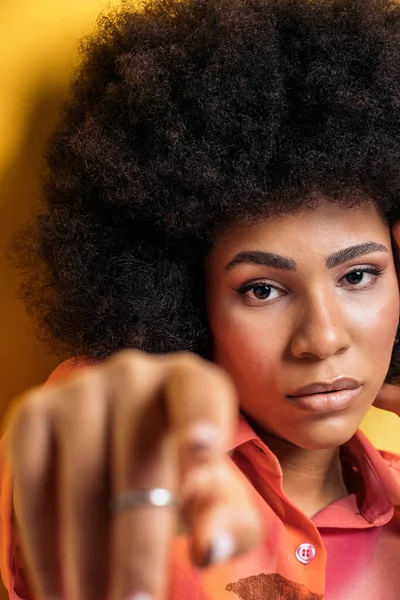 Beautiful Afro Woman Wearing Cool Makeup Pointing Her Finger Looking — 스톡 사진
