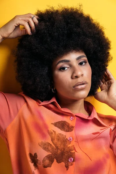 Confident Afro Woman Posing Studio Shot Touching Her Hair Yellow — Photo