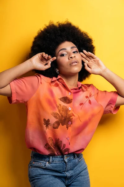 Cool Afro Woman Wearing Colorful Shirt Posing Looking Camera Studio — 스톡 사진