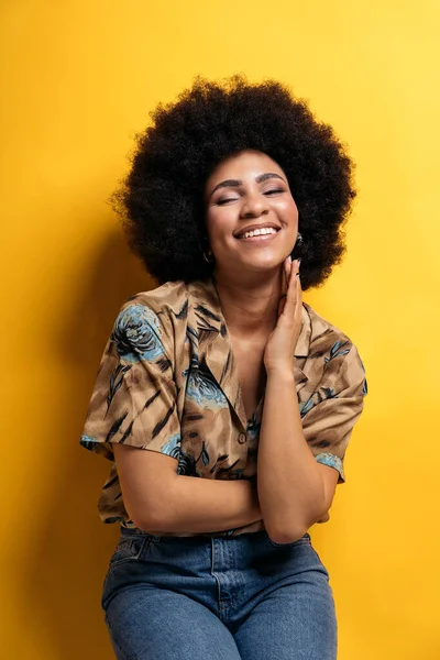 Smiley Afro Woman Wearing Colorful Shirt Having Fun Studio Shot — 스톡 사진