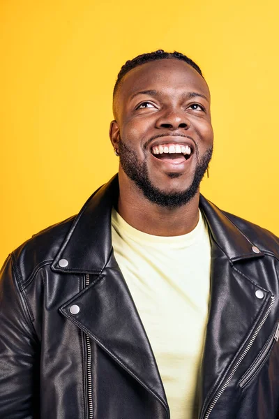 Happy Black Man Wearing Black Leather Jacket Laughing Studio Shot — Zdjęcie stockowe