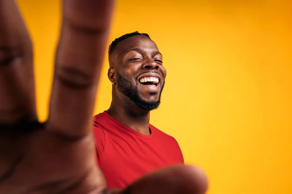 Cheerful Black Man Wearing Black Leather Jacket Smiling Studio Shot — Stok Foto