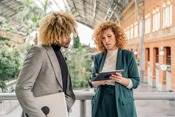 Business Woman Wearing Formal Clothes Talking Her Colleague Using Digital — Stok fotoğraf