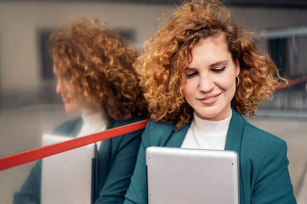 Young Business Woman Curly Hair Smiling Holding Her Laptop Outdoors — Zdjęcie stockowe