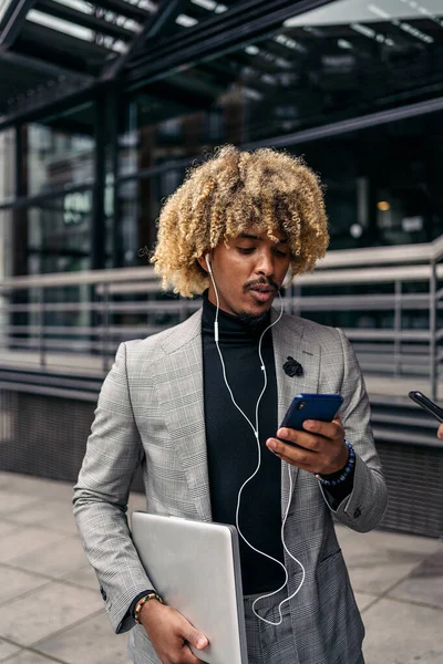 Молодой Черный Бизнесмен Афроволосами Крутым Костюмом Используя Свой Мобильный Телефон — стоковое фото