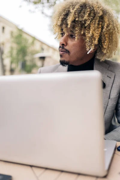 African Business Man Afro Hair Sitting Cafeteria Using His Laptop — Stockfoto