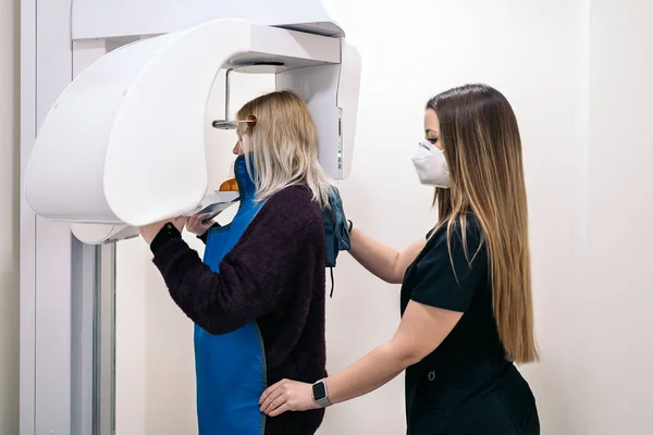 Female Dentist Helping Unrecognized Patient Use Ray Machine Used Dental — 스톡 사진