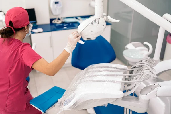 Anonymous Dentist Working Modern Dental Clinic Wearing Face Mask Safety — Foto Stock