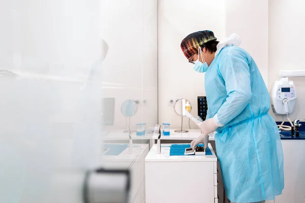 Dentist Working Modern Dental Clinic Wearing Face Mask Also Wearing — Stok Foto