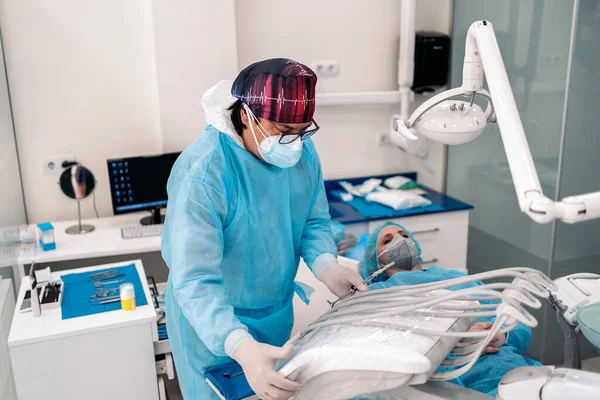 Dentist Wearing Face Mask Using Equipment Check Female Patient — Stok fotoğraf