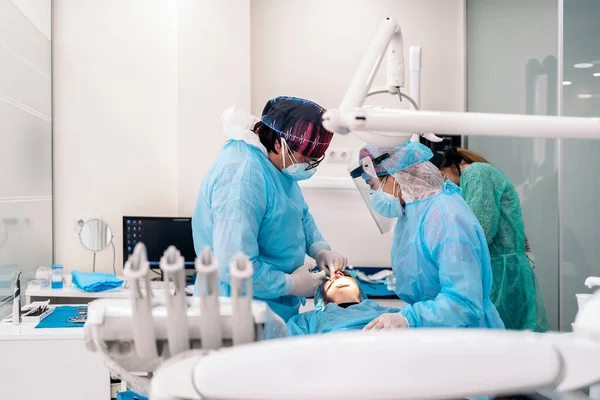 Dentist Work Team Wearing Face Mask Protective Clothes Working Unrecognized — Stock Photo, Image