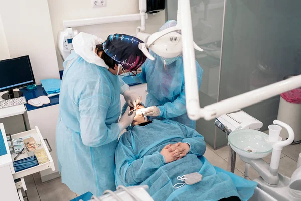 Dentist Team Wearing Face Masks Hair Nets Working Dental Clinic — 스톡 사진
