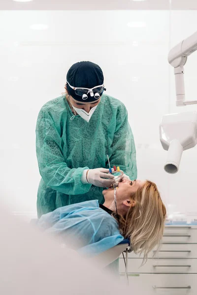 Female Dentist Wearing Face Mask Dental Magnifying Glasses Doing Treatment — Stock Photo, Image
