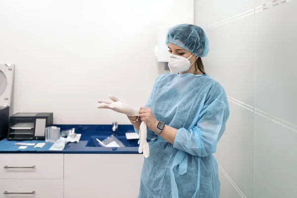 Female Medical Worker Wearing Face Mask Protective Clothes Putting Latex — Stockfoto