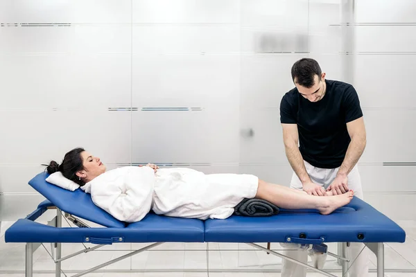Male Physiotherapist Giving Body Massage Relaxed Woman Lying Stretcher — Φωτογραφία Αρχείου