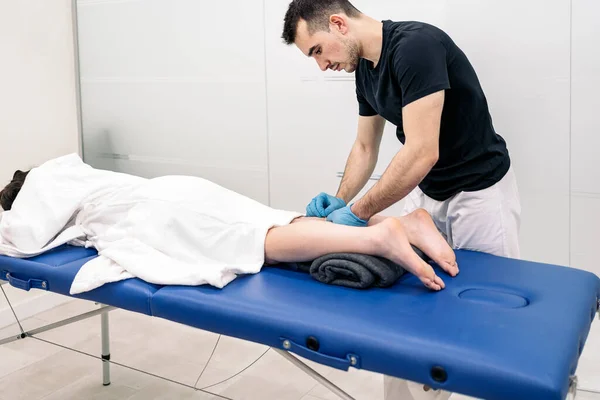 Male Physiotherapist Giving Body Massage Unrecognized Woman Lying Stretcher Rehabilitation — Φωτογραφία Αρχείου