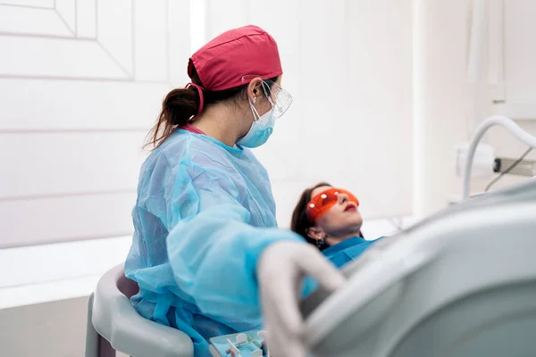 Dentist Wearing Face Mask Hair Net Working Dental Clinic Adult — 스톡 사진