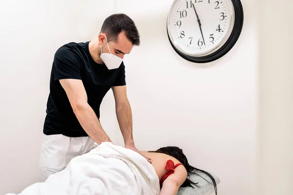 Professional Worker Physiotherapy Clinic Wearing Face Mask Working Unrecognized Client — Φωτογραφία Αρχείου