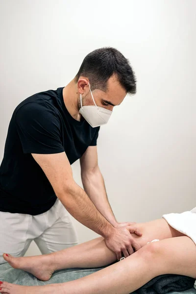 Fisioterapeuta Masculino Usando Mascarilla Facial Dando Masaje Corporal Una Mujer — Foto de Stock