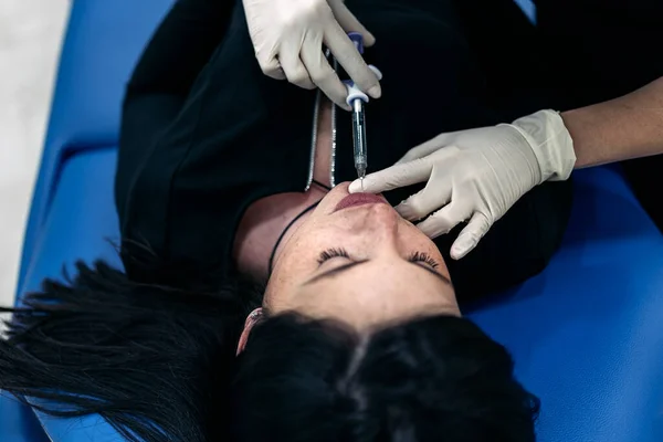 Mujer Joven Acostada Camilla Mientras Recibe Inyección Botox Clínica Belleza — Foto de Stock