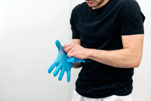 파란색 라텍스 장갑을 클리닉에서 일하는 치료사 — 스톡 사진