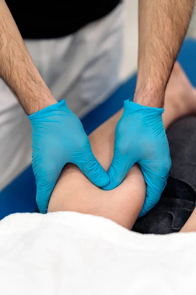 Fisioterapeuta Masculino Reconocido Dando Masaje Corporal Una Mujer Reconocida Acostada — Foto de Stock