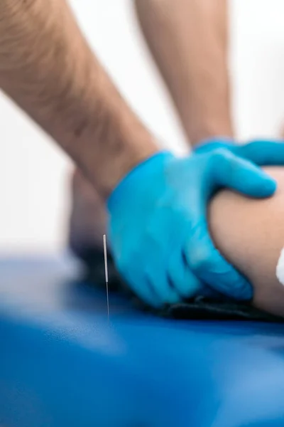 Fisioterapeuta Masculino Reconocido Dando Masaje Corporal Una Mujer Reconocida Acostada — Foto de Stock