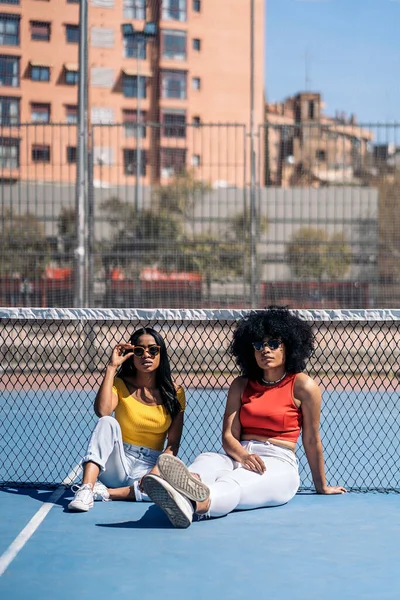 Selbstbewusste Afrikanisch Amerikanische Mädchen Posieren Und Schauen Die Kamera Während — Stockfoto