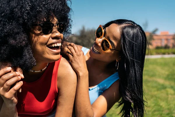 Boldog Afro Amerikai Női Barátok Szórakozás Parkban Napsütéses Napon Nézik — Stock Fotó