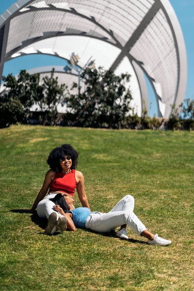 Schöne Afrikanisch Amerikanische Freunde Amüsieren Sich Bei Sonnigem Wetter Park — Stockfoto