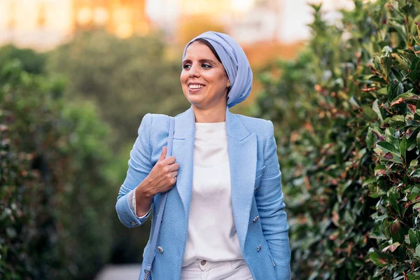 Vista Frontal Uma Mulher Muçulmana Sorridente Entre Grandes Arbustos Usando — Fotografia de Stock