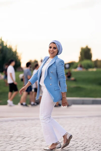 Visão Traseira Uma Mulher Muçulmana Com Véu Azul Claro Terno — Fotografia de Stock