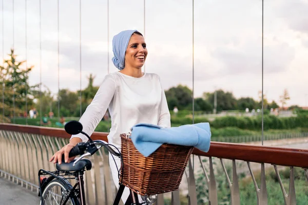 Mulher Muçulmana Alegre Andando Com Sua Bicicleta Lado Dela Passarela — Fotografia de Stock