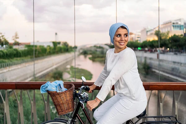 Mulher Muçulmana Alegre Andando Bicicleta Lado Dela Passarela Dia Ensolarado — Fotografia de Stock