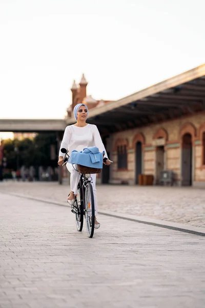 Imagen Vertical Una Mujer Musulmana Montando Bicicleta Acera Mirando Hacia Fotos de stock libres de derechos