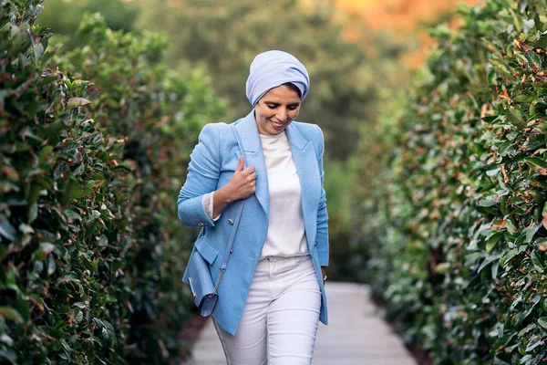 Vista Frontal Una Mujer Musulmana Sonriente Caminando Entre Grandes Arbustos Fotos de stock libres de derechos