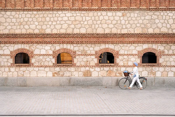 Vista Laterale Una Donna Musulmana Che Tiene Bicicletta Sul Marciapiede Foto Stock