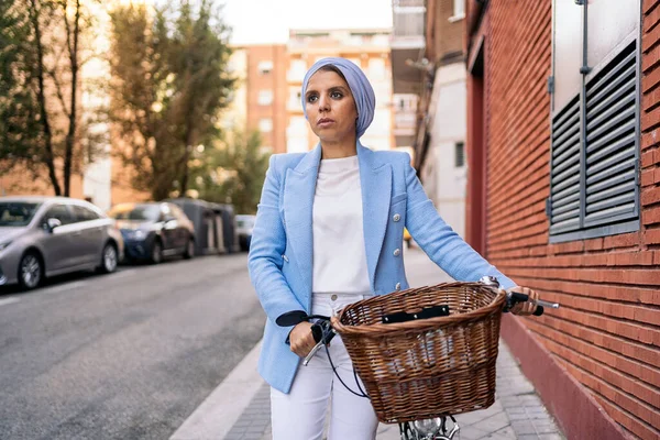 Imagem Vertical Uma Mulher Muçulmana Vestindo Terno Azul Claro Calças — Fotografia de Stock