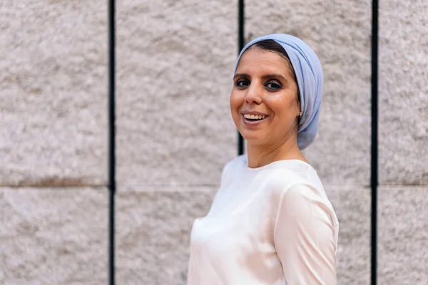 Vooraanzicht Van Een Lachende Moslimvrouw Een Blauw Lichtpak Een Hoofddoek — Stockfoto