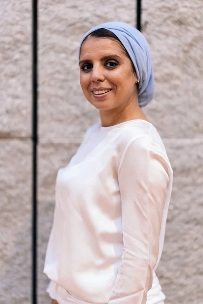 Vooraanzicht Van Een Lachende Moslimvrouw Een Blauw Lichtpak Een Hoofddoek — Stockfoto