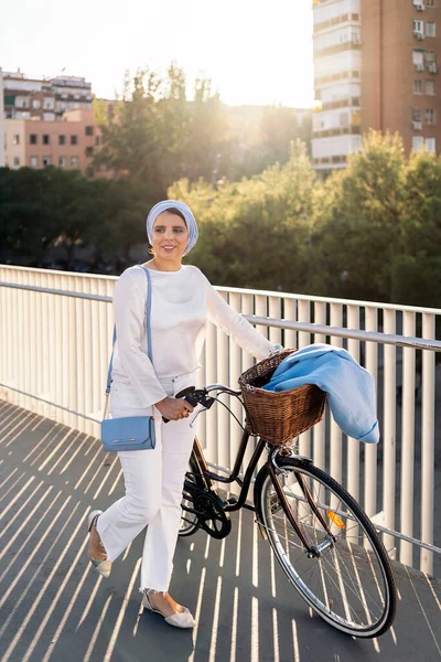 Mujer Musulmana Caminando Con Bicicleta Junto Ella Acera Día Soleado Imagen de archivo