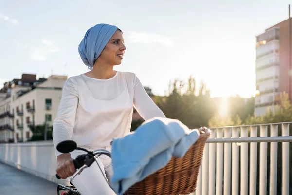 Imagen Horizontal Una Mujer Musulmana Montando Bicicleta Acera Mirando Hacia Imagen de stock